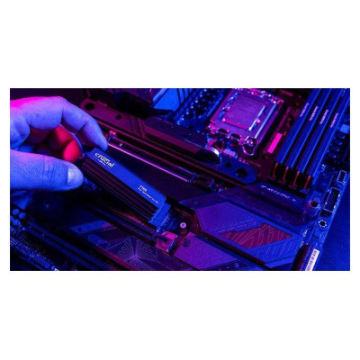 Crucial T700 1TB PCIe Gen5 NVMe M.2 SSD with heatsink