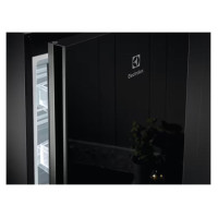 Electrolux ledusskapis ar saldētavu apakšā, 201 cm, melns - LNT7ME36K2