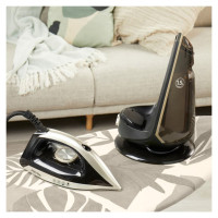 Petra PF01483VDEEU7 2600W Steam Station Black and Platinum